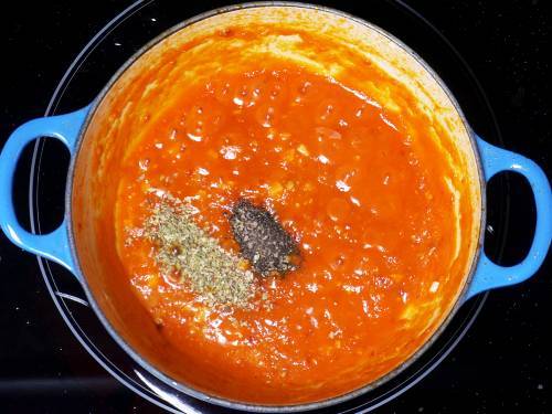 add herbs and pepper to pizza sauce