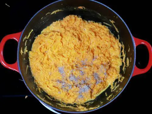 add cardamom powder to the simmering gajar