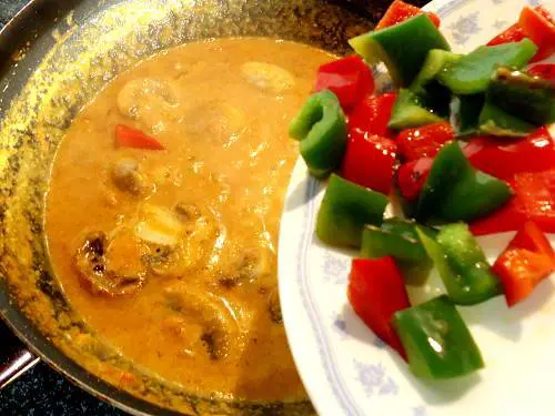 adding bell peppers to mushroom curry