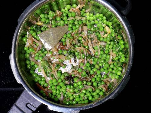 saute mint and peas to make pulao
