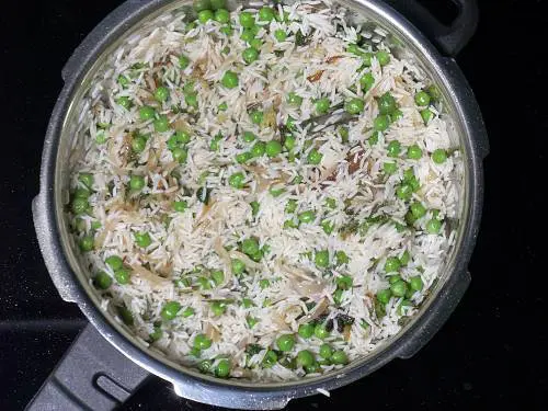 Fry rice to make matar pulao