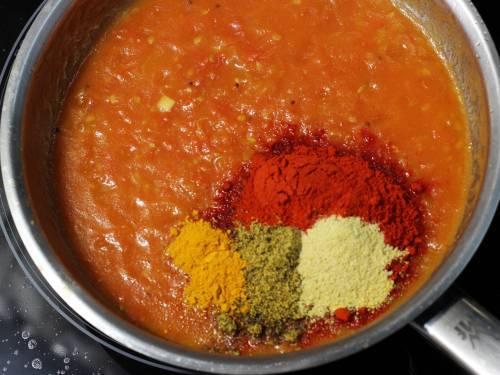 add spice powders to tomatoes