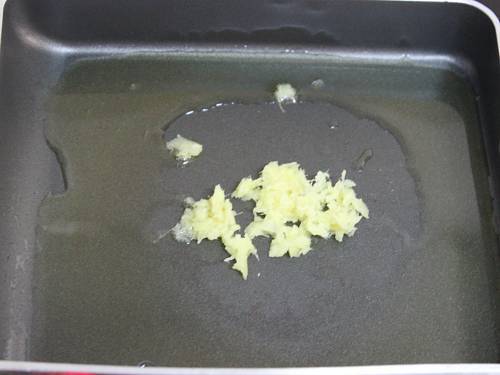 frying ginger in ghee to make oats pongal