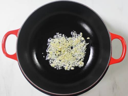 sautéing garlic in oil