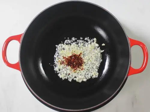 red chilli flakes in hot oil for pizza sauce