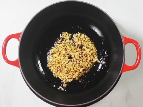 sautéing garlic chili in oil