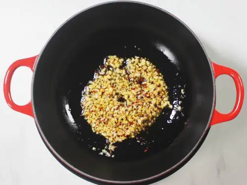 sautéing garlic chili in oil