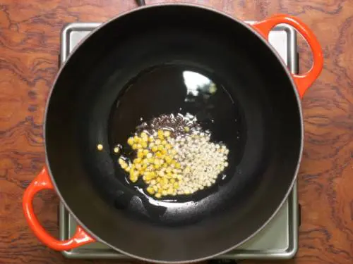 roast chana dal and urad in oil