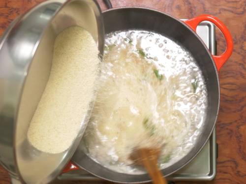 incorporate rava to boiling water