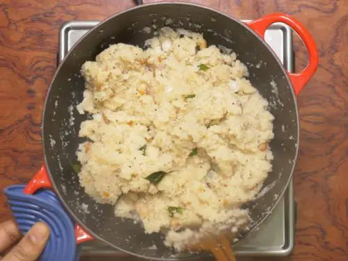 fluff up the rava upma in the pan