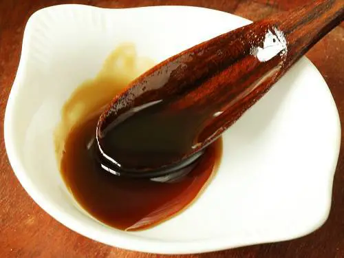 manuka honey in a bowl