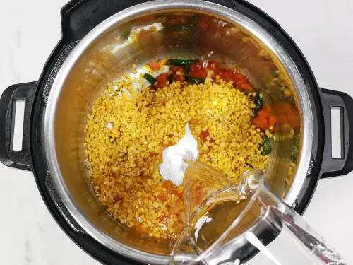 add dal to the IP and pour water