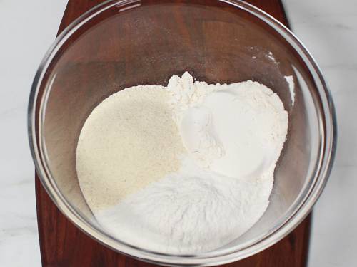 flour & semolina in a bowl to make maddur vada