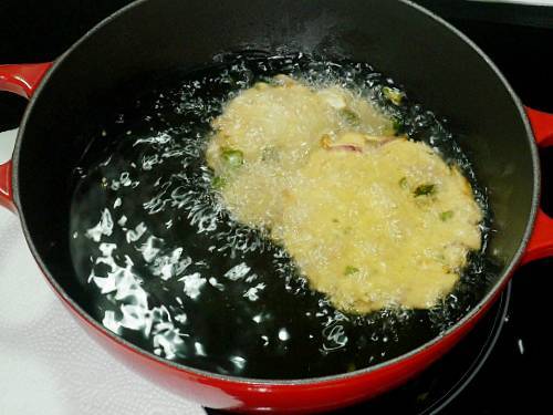 frying maddur vada in hot oil