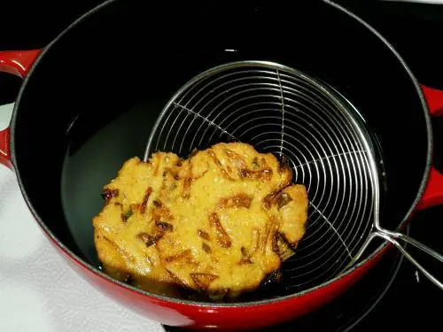 crisp fried maddur vada