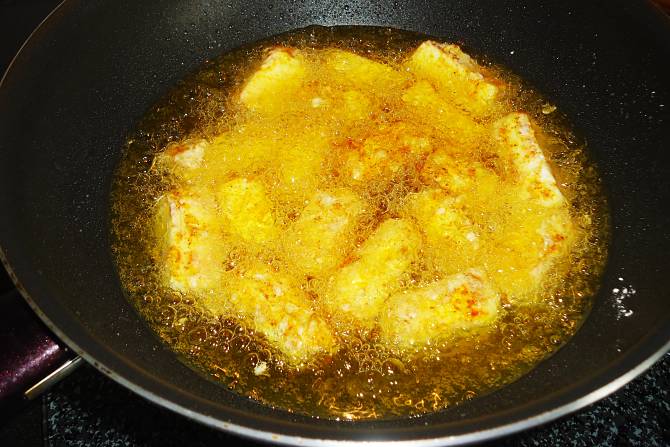 deep frying paneer in hot oil