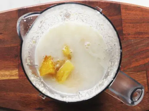 pour water to make pineapple shake