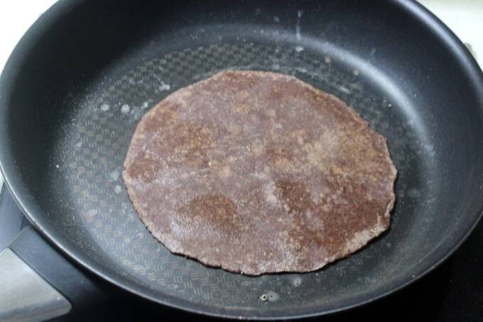  ragi roti auf einer tawa