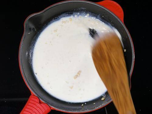 making roux with flour and butter