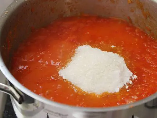 adding sugar to make papaya halwa