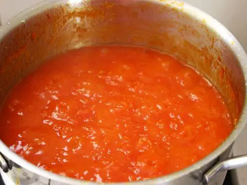 papaya halwa simmering in pot