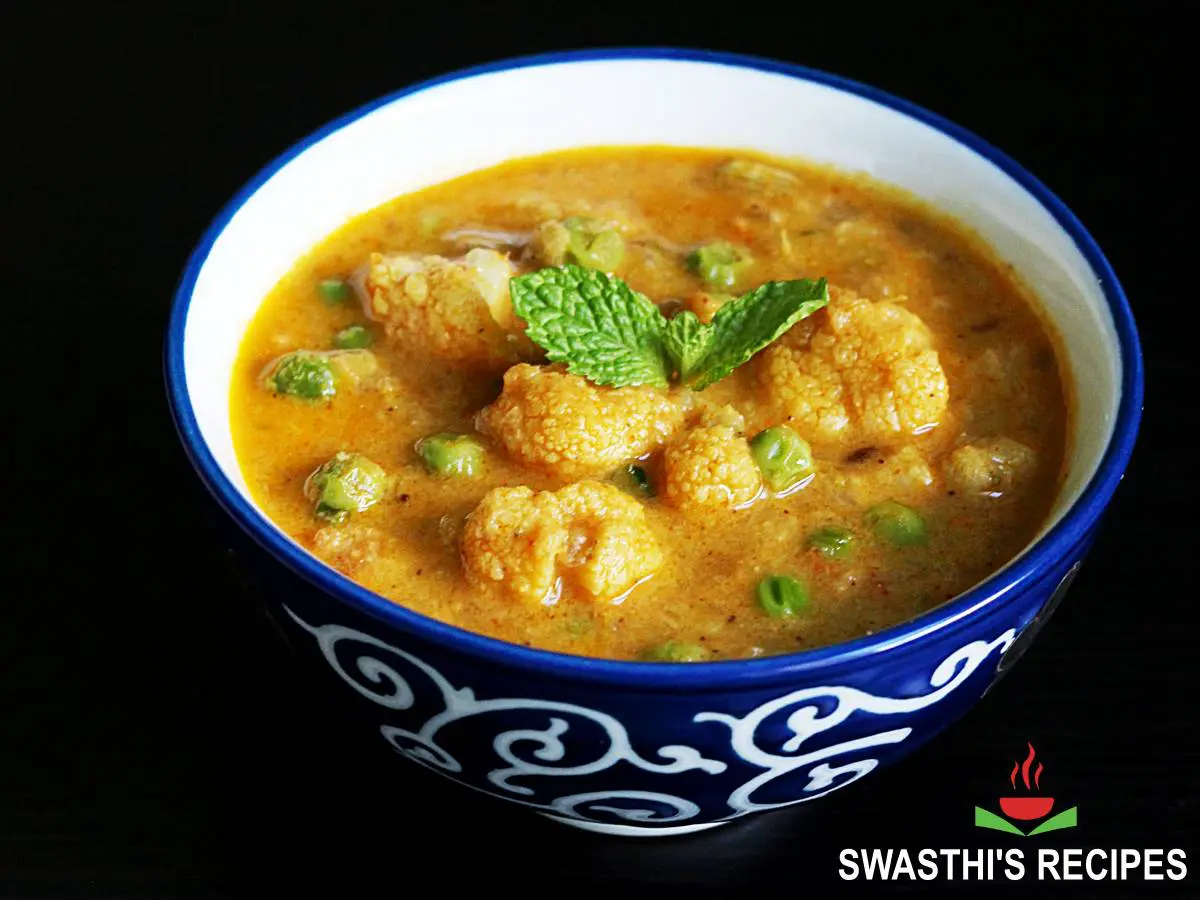 cauliflower kurma in a blue bowl