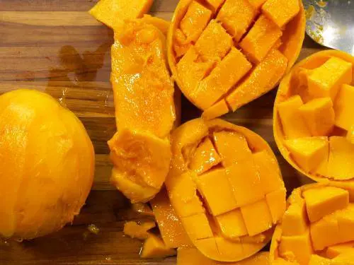 chopped mangoes ready to freeze
