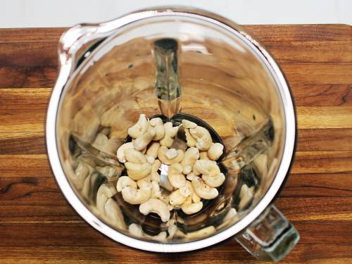 soaked cashew nuts in a blender