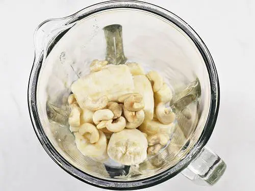 add banana and cashews to make milkshake