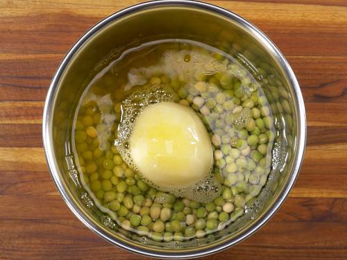 pressure cooking green peas with potatoes