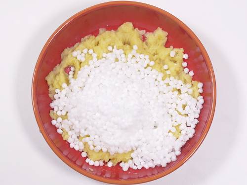 mixing sabudana and potatoes to make vada