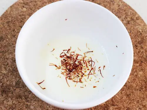 soak saffron in milk 