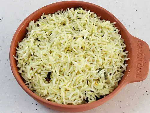 serving kashmiri pulao