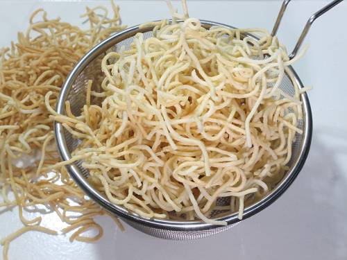 crunchy fried noodles to serve with manchow soup