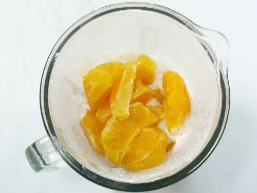 oranges in a blender to make smoothie