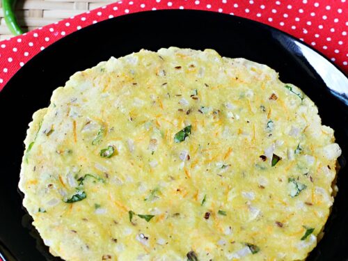 akki roti served in a black plate