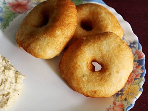 medu vada served with coconut chutney