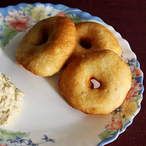 medu vada served with coconut chutney