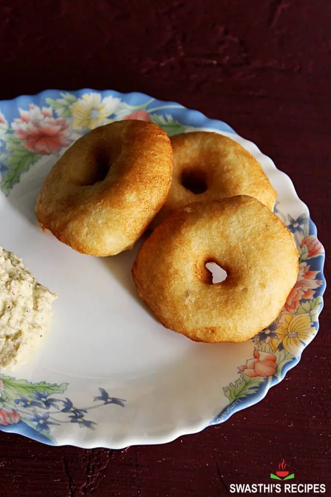 medu vada served with coconut chutney