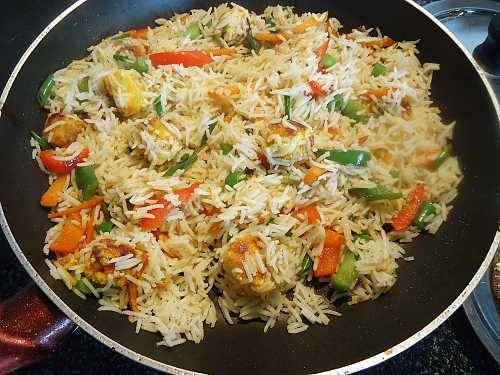 fry rice in the pan