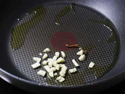 garlic and mace in oil