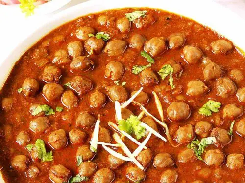 punjabi chole garnished with ginger