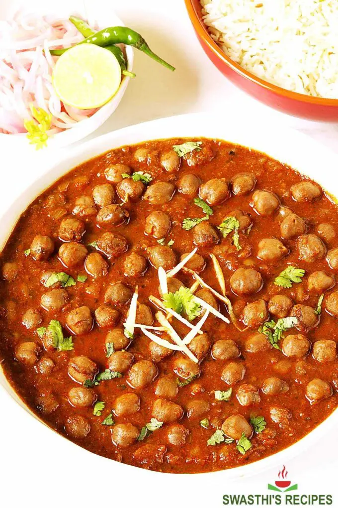 punjabi chole garnished with ginger