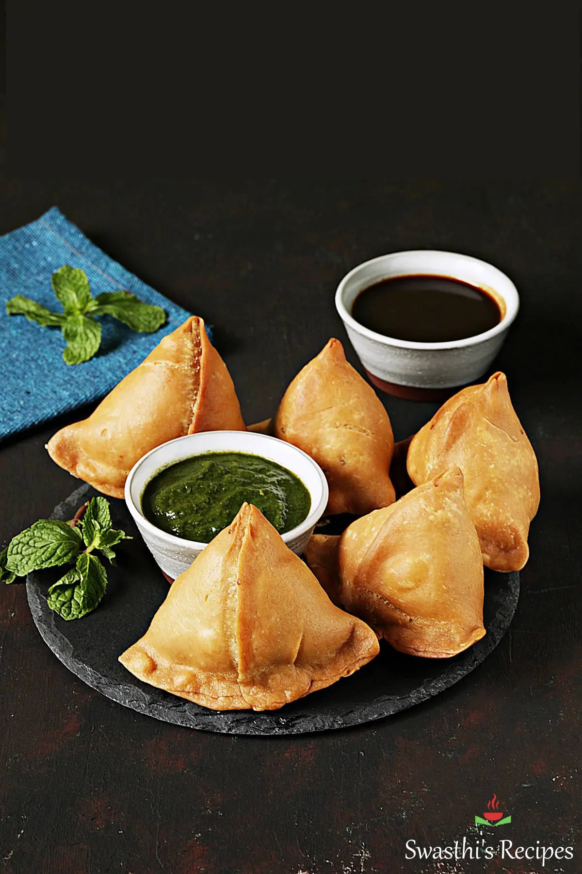 samosa made with spiced potato stuffing, served with green chutney