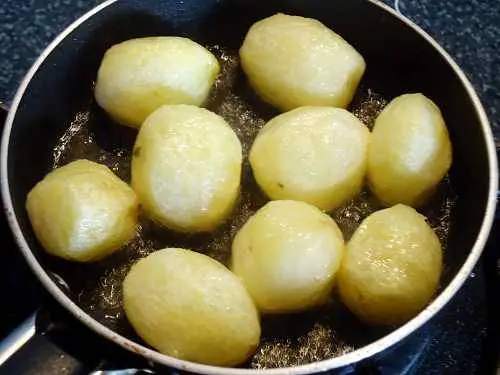 deep frying potatoes in oil