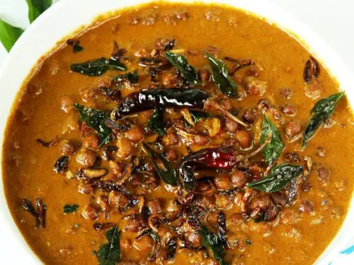 kadala curry made with coconut, black chickpeas, spices