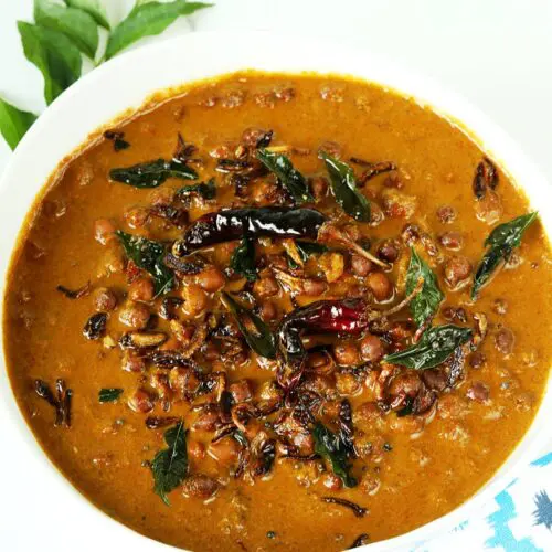 kadala curry made with coconut, black chickpeas, spices