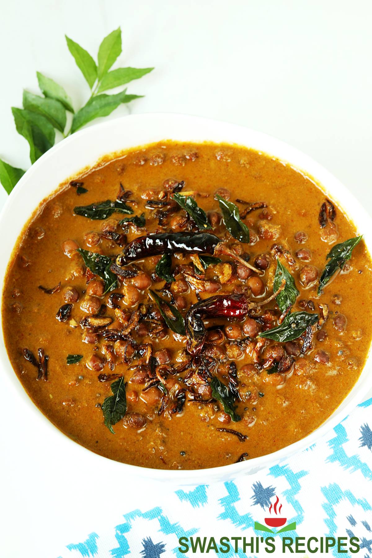 kadala curry made with coconut, black chickpeas, spices