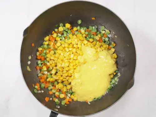 add sweet corn and corn puree to make sweet corn soup