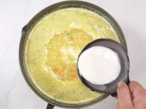 pour corn slurry to make corn soup